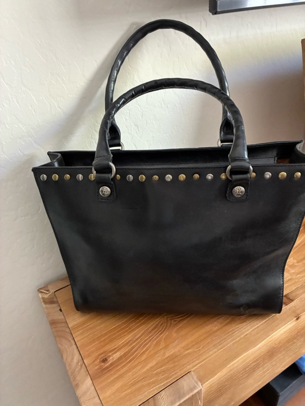 ✨ Patricia Nash Leather Handbag – Like New,Studded Accents,Timeless Style ✨